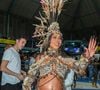 Grávida de oito meses, Sabrina Sato samba na quadra da Vila Isabel com a barriga à mostra e produção de inspiração praiana para o Carnaval 2027