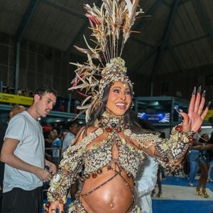 Grávida de oito meses, Sabrina Sato samba na quadra da Vila Isabel com a barriga à mostra e produção de inspiração praiana para o Carnaval 2027