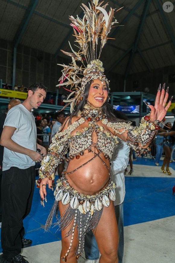 Grávida de oito meses, Sabrina Sato samba na quadra da Vila Isabel com a barriga à mostra e produção de inspiração praiana para o Carnaval 2027