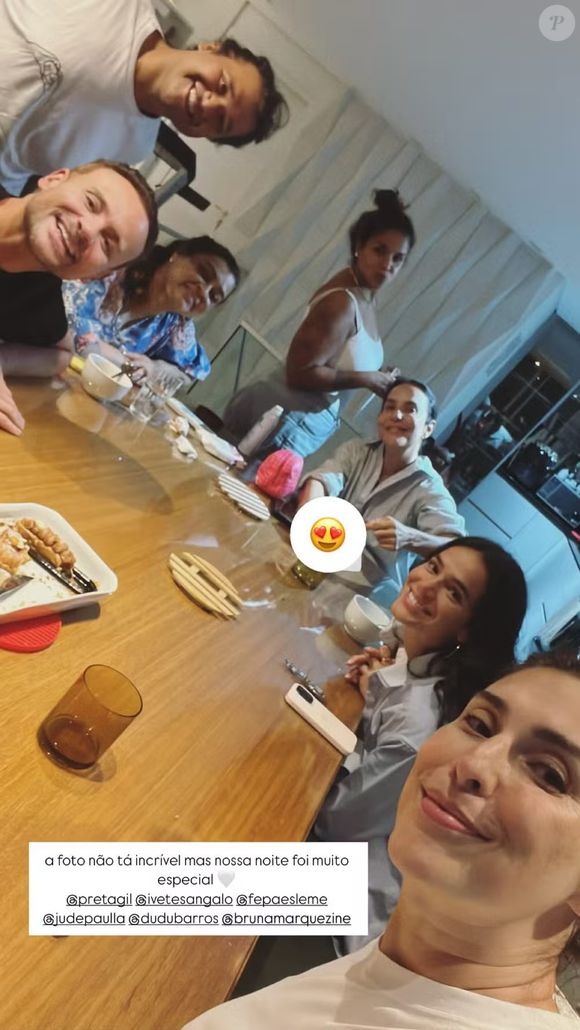 Ivete Sangalo compartilhou em suas redes sociais um encontro com algumas famosas, como Preta Gil e Fernanda Paes Leme na noite desta última segunda-feira (24). Além delas, quem também estava junto do grupo era Bruna Marquezine.