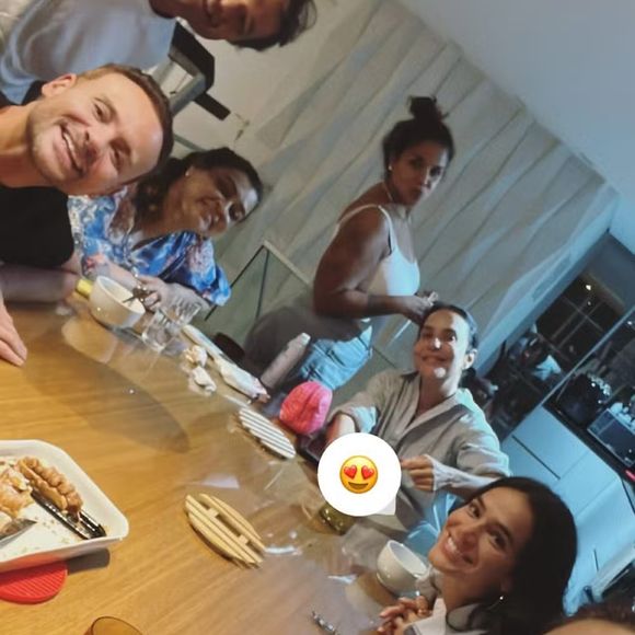 Ivete Sangalo compartilhou em suas redes sociais um encontro com algumas famosas, como Preta Gil e Fernanda Paes Leme na noite desta última segunda-feira (24). Além delas, quem também estava junto do grupo era Bruna Marquezine.