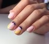Pequenos desenhos minimalistas mostram que detalhes sutis são capazes de renovar completamente o visual das unhas