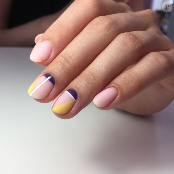 Pequenos desenhos minimalistas mostram que detalhes sutis são capazes de renovar completamente o visual das unhas