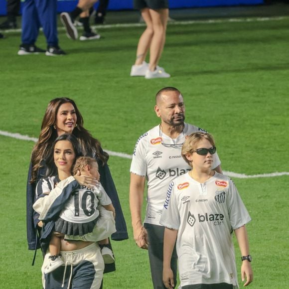Neymar chegou à Vila Belmiro com a namorada, Bruna Biancardi, e o filho, Davi Lucca