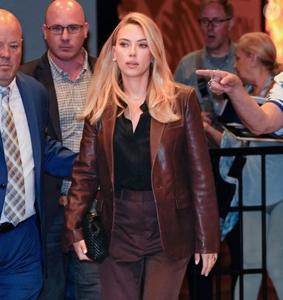 Scarlett Johansson diz 'não' a selfies e surpreende fãs ao explicar o motivo