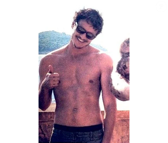 Pedro Pascal sem camisa curtindo uma praia em 2014