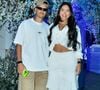 Entre os convidados do chá de bebê, Tainá Costa e Coringa (Victor Augusto) chamaram atenção pelos looks. A cantora optou pelo estilo boho chic, apostando em uma saia fluida em camadas de babados, enquanto o influenciador se destacou com uma bermuda bege decorada com aplicações de strass e brilhos