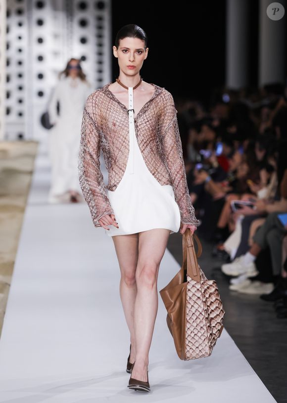 A coleção explora a figura de Tieta não apenas como uma personagem literária, mas como uma mulher forte e independente, que luta contra adversidades e defende suas raízes e valores