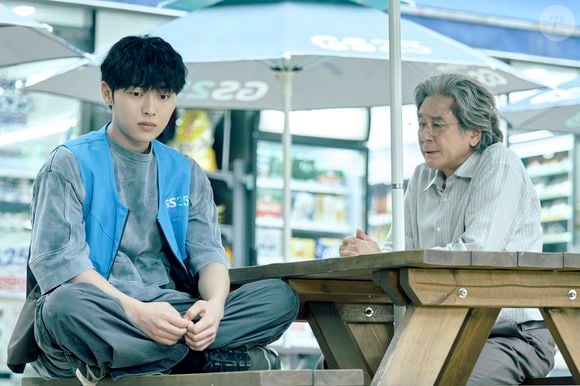 Tudo muda quando ele conhece Lee Kang, um jovem universitário problemático que tem um talento raro para a escrita
