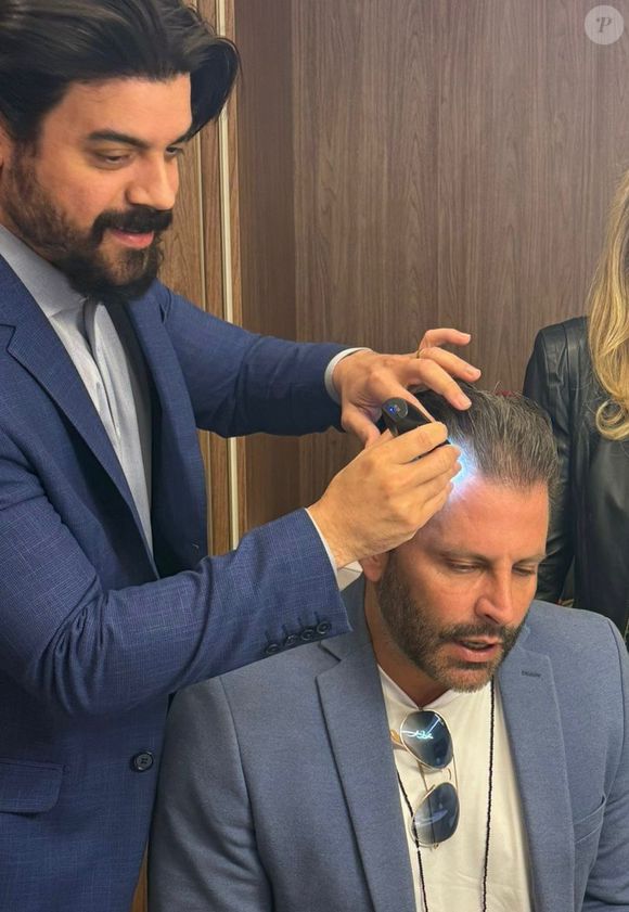 Henri Castelli fez um implante subcutâneo chamado Sihair, que inibe a di-hidrotestosterona (DHT), hormônio responsável pela queda de cabelo