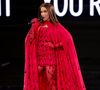 A cantora não apenas marcou presença na passarela, como também levou sua música ao evento, performando dois de seus maiores sucessos, Girl From Rio e o hit global Envolver.