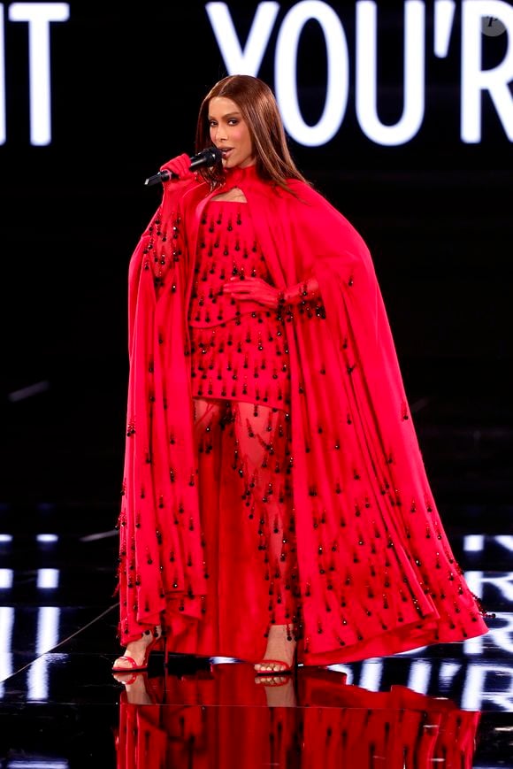 A cantora não apenas marcou presença na passarela, como também levou sua música ao evento, performando dois de seus maiores sucessos, Girl From Rio e o hit global Envolver.