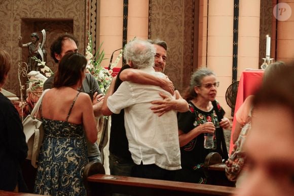 A missa de sétimo dia em memória do ator Ney Latorraca, realizada nesta segunda-feira (6) na Igreja de Nossa Senhora da Paz, em Ipanema, Zona Sul do Rio de Janeiro, foi marcada por momentos de grande emoção