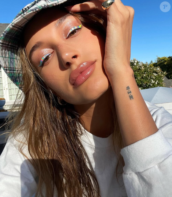 A modelo, que se tornou uma das empresárias mais bem-sucedidas do setor de beleza, vendeu sua marca para a Elf Cosmetics em maio de 2025 por US$ 1 bilhão (cerca de R$ 5,4 bilhões na cotação atual).