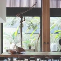 600 m² de área construída, telão de LED na piscina, mesa 3 em 1 e mais: com estilo celeiro, mansão milionária de Ana Castela tem conexão poderosa com infância da cantora