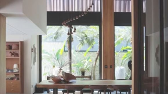 600 m² de área construída, telão de LED na piscina, mesa 3 em 1 e mais: com estilo celeiro, mansão milionária de Ana Castela tem conexão poderosa com infância da cantora