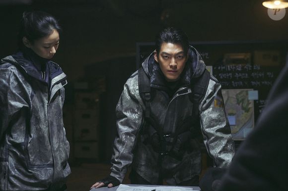 'Black Knight' também traz nomes poderosos no elenco, como o ator Song Seung-heon, a atriz Esom e o jovem Kang Yoo-seok