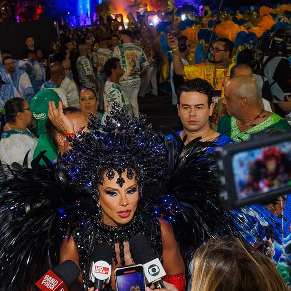 Carnaval 2025: Viviane Araujo causou tumulto na chegada ao sambódromo