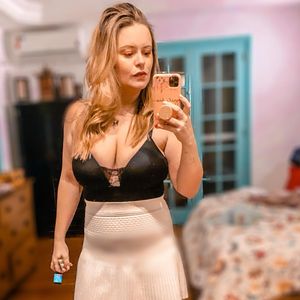 Depois da gestação, Mari Bridi conseguiu perder alguns quilos, o que foi visto em seus looks