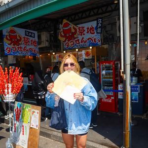 Virginia Fonseca combinou em viagem ao japão jaqueta oversized jeans e look de academia
