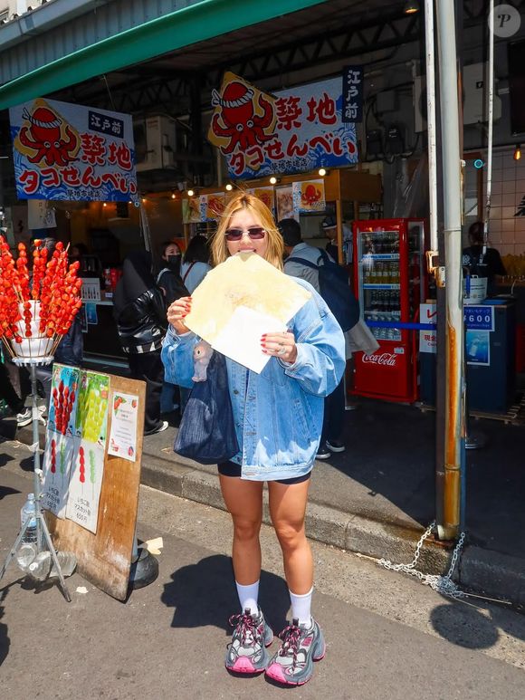 Virginia Fonseca combinou em viagem ao japão jaqueta oversized jeans e look de academia