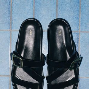 As sandálias japonesas ganharam uma versão mais acessível na Zara, que aposta em um modelo plano com tiras, fivelas na parte da frente e bico redondo por R$ 279,00
