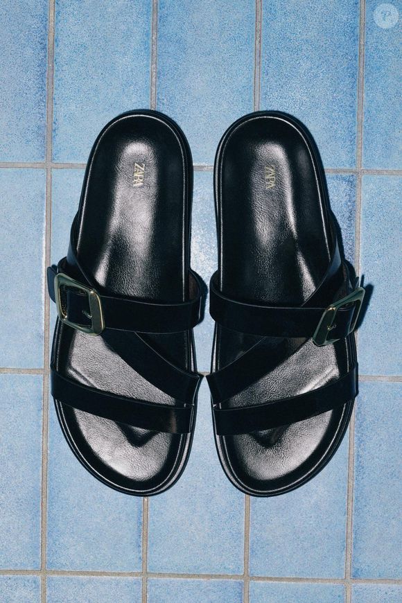 As sandálias japonesas ganharam uma versão mais acessível na Zara, que aposta em um modelo plano com tiras, fivelas na parte da frente e bico redondo por R$ 279,00