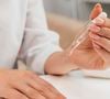 Antes de pintar as unhas, agite o frasco e retire o pincel devagar: o esmalte deve escorrer com facilidade, sinal de que não engrossou com o tempo. Se estiver espesso demais, pingue uma ou duas gotas de diluente no frasco e aguarde 20 minutos