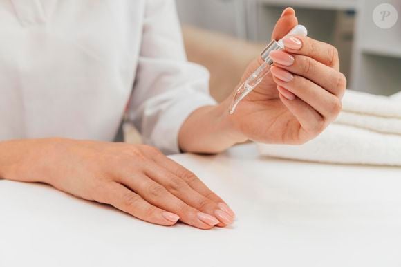 Antes de pintar as unhas, agite o frasco e retire o pincel devagar: o esmalte deve escorrer com facilidade, sinal de que não engrossou com o tempo. Se estiver espesso demais, pingue uma ou duas gotas de diluente no frasco e aguarde 20 minutos