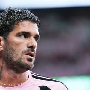 Rodrigo De Paul é um meio-campista argentino de 32 anos, amplamente conhecido como o motor da Seleção Argentina por sua intensidade e parceria com Lionel Messi. Atualmente, ele defende o clube norte-americano Inter Miami e integra o elenco da Seleção Argentina na Copa do Mundo de 2026