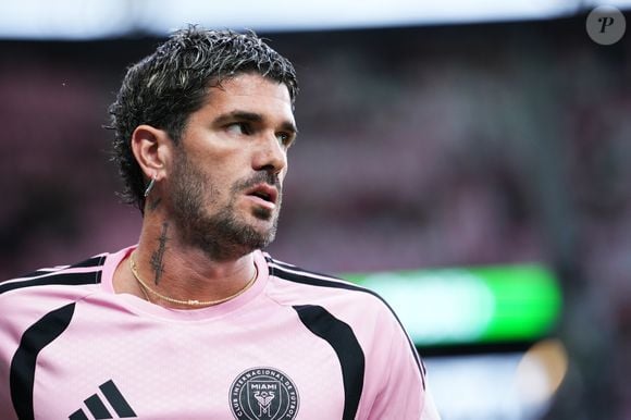 Rodrigo De Paul é um meio-campista argentino de 32 anos, amplamente conhecido como o motor da Seleção Argentina por sua intensidade e parceria com Lionel Messi. Atualmente, ele defende o clube norte-americano Inter Miami e integra o elenco da Seleção Argentina na Copa do Mundo de 2026