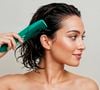 Alexandra Lopes, médica especialista em saúde capilar, sobre a limpeza correta do couro cabeludo: 'O excesso de resíduos, causado pelo acúmulo de finalizadores ou shampoos secos, por exemplo, também pode alterar o ambiente microbiano e favorecer a inflamação local'