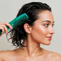 Alexandra Lopes, médica especialista em saúde capilar, sobre a limpeza correta do couro cabeludo: 'O excesso de resíduos, causado pelo acúmulo de finalizadores ou shampoos secos, por exemplo, também pode alterar o ambiente microbiano e favorecer a inflamação local'