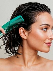 Alexandra Lopes, médica especialista em saúde capilar, sobre a limpeza correta do couro cabeludo: 'O excesso de resíduos, causado pelo acúmulo de finalizadores ou shampoos secos, por exemplo, também pode alterar o ambiente microbiano e favorecer a inflamação local'