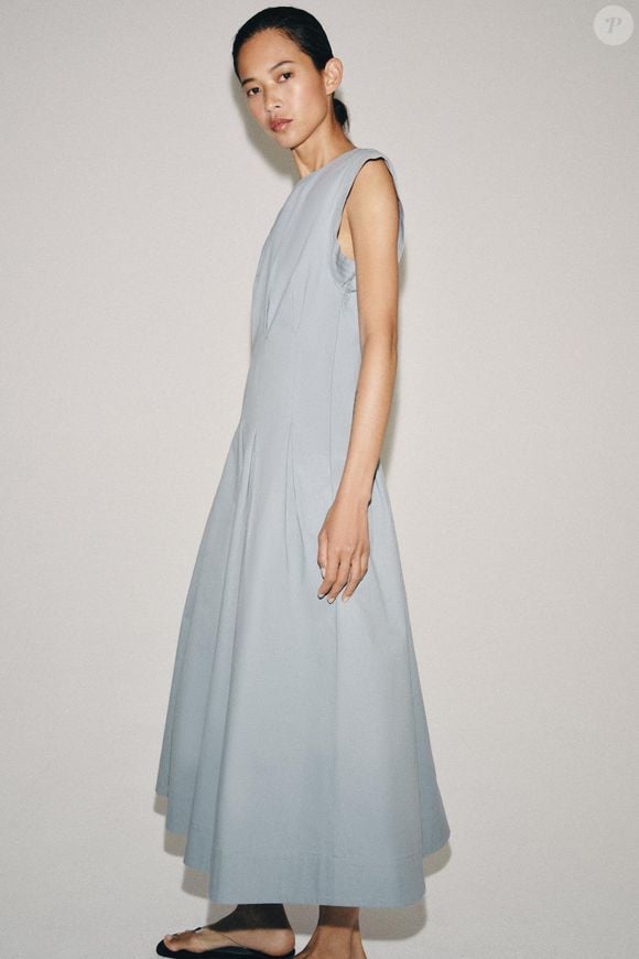 Zara investe em vestido midi de algodão com modelagem evasê que une sofisticação e conforto