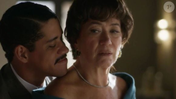 Louca, Maristela (Lilia Cabral) casou com Basílio (Cauê Campos) sem notar que assinou um documento matrimonial em Garota do Momento