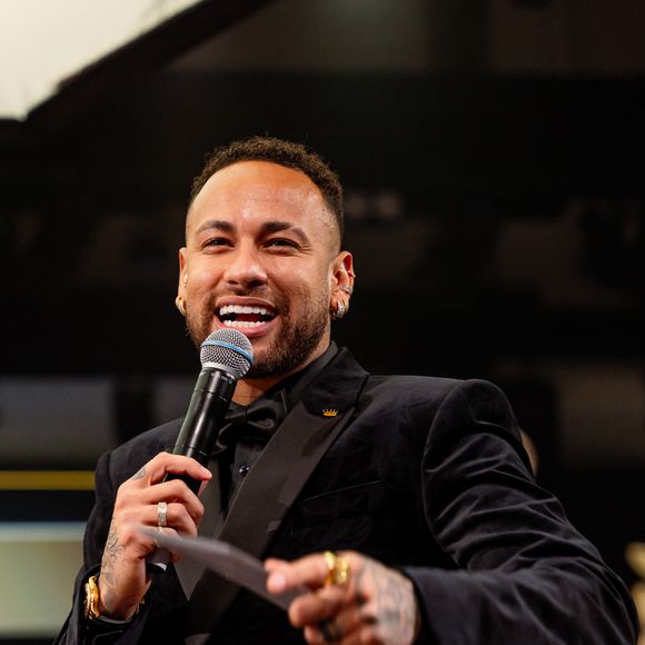 O look escolhido por Neymar para festar na festa junina deu o que falar entre os internautas na web.