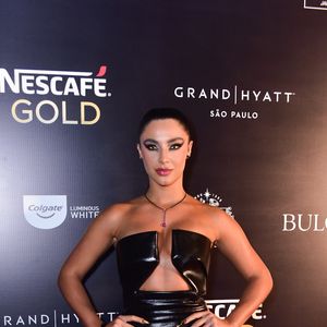 Gabriela Versiani escolheu um look all black para o baile do Dia das Bruxas da Sephora destaque para os olhos com lentes coloridas 