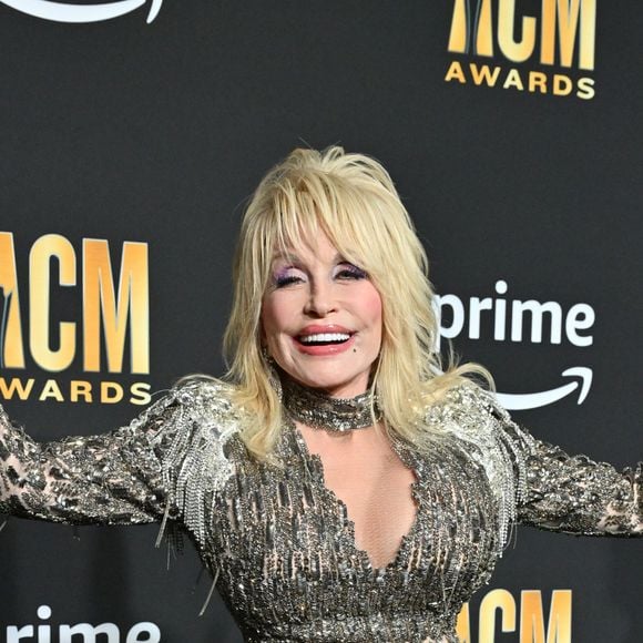 Dolly Parton não ficou conhecida apenas por "I Will Always Love You". A cantora também marcou a música country com sucessos como "Jolene", "Coat of Many Colors" e "9 to 5". Segundo a Reuters, a artista vendeu mais de 100 milhões de discos ao longo da carreira