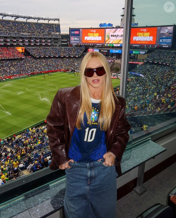 Se você não gosta de usar o mesmo visual que todo mundo, uma ótima opção é investir na camisa azul da seleção, como fez Virgínia Fonseca. A influenciadora combinou a peça com calça jeans de lavagem média, jaqueta de couro marrom e óculos escuros, criando uma produção moderna e despojada para torcer por Vini Jr., que é um dos principais nomes cotados para a convocação da Copa do Mundo 2026