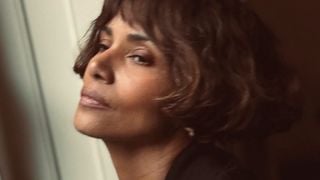 'Não esperava me sentir melhor aos 60 anos do que aos 40': com 35 anos de fama mundial, Halle Berry admite que sua visão de bem-estar mudou com a idade