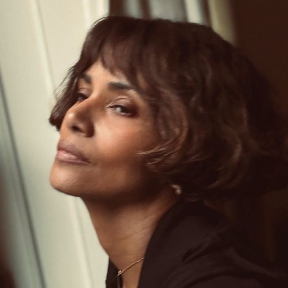 Ao celebrar seu sexagésimo aniversário, Halle Berry se recusou categoricamente a se curvar às leis do tempo e às regras de uma indústria frequentemente obcecada pela juventude.