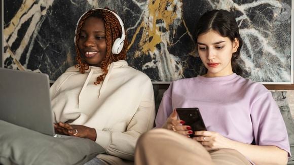 Em outras palavras, o problema está menos no tempo que uma pessoa passa online e mais no fato de o uso intenso das redes ser a norma entre amigos e colegas