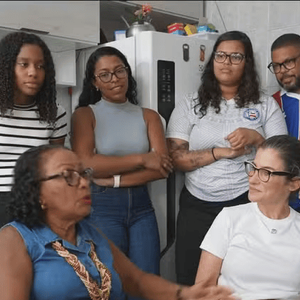 Senhora oferece moqueca e ganha pão ao vivo durante o JN; cena inusitada vira meme e simboliza edição caseira da Globo