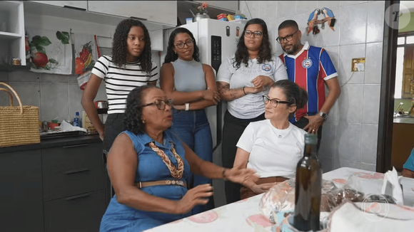 Senhora oferece moqueca e ganha pão ao vivo durante o JN; cena inusitada vira meme e simboliza edição caseira da Globo