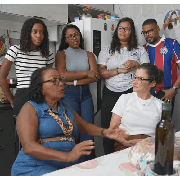 Senhora oferece moqueca e ganha pão ao vivo durante o JN; cena inusitada vira meme e simboliza edição caseira da Globo