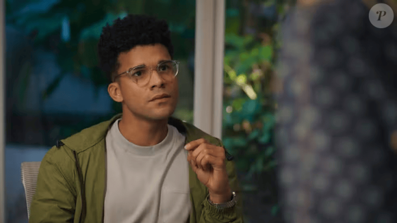 Sardinha (Lucas Leto) não acredita no que vê ao dar de cara com Fátima e César juntos