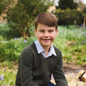 Kate Middleton e Príncipe William publicaram uma foto super descontraída e carismática do Príncipe Louis para homenageá-lo em seu 7º aniversário.