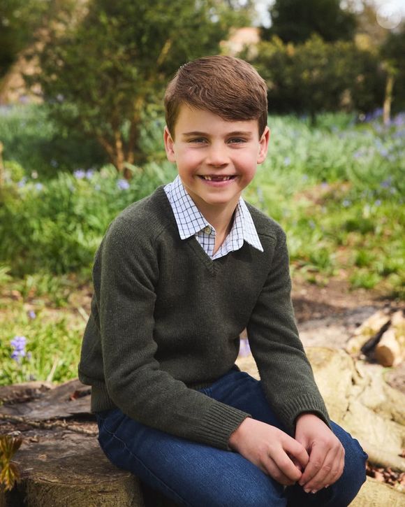 Kate Middleton e Príncipe William publicaram uma foto super descontraída e carismática do Príncipe Louis para homenageá-lo em seu 7º aniversário.