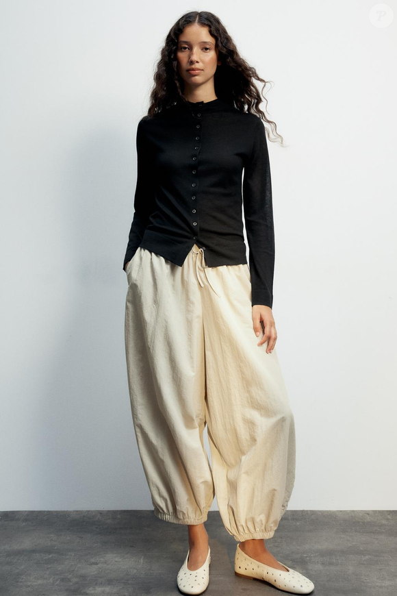 A calça ampla da Zara, confeccionada em fio de poliamida 100%, é uma das peças que mais combinam com a proposta artesanal do tênis Converse e cria uma produção confortável para os dias quentes